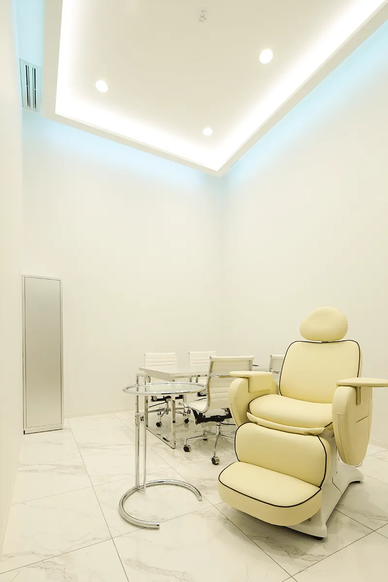 診療室の写真。落ち着いた照明で穏やかな空間を演出