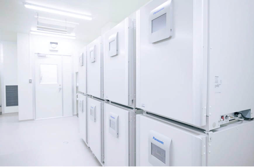 CO2インキュベーター。温度、湿度、CO2濃度を一定で安定した環境にすることで細胞をより生理的条件に近い状態で培養するための装置