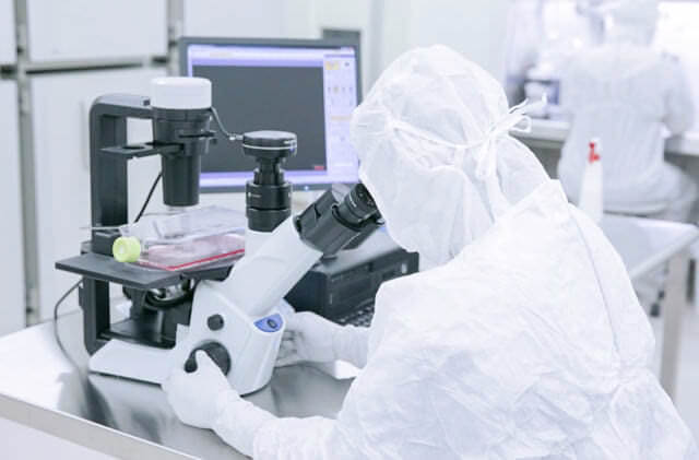 CPCで細胞培養を行う培養士