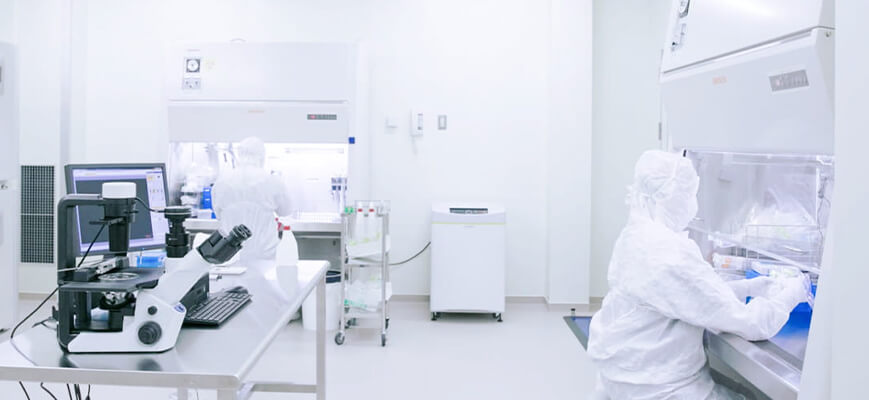 培養士が作業する細胞加培養工施設(CPC)のクリーンルーム内観