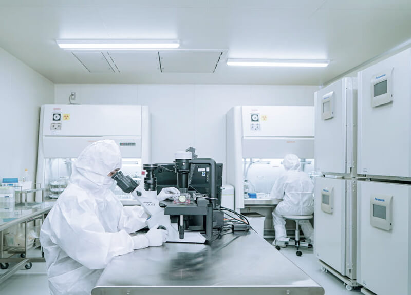 CPC（細胞培養加工施設）での細胞培養作業の様子
