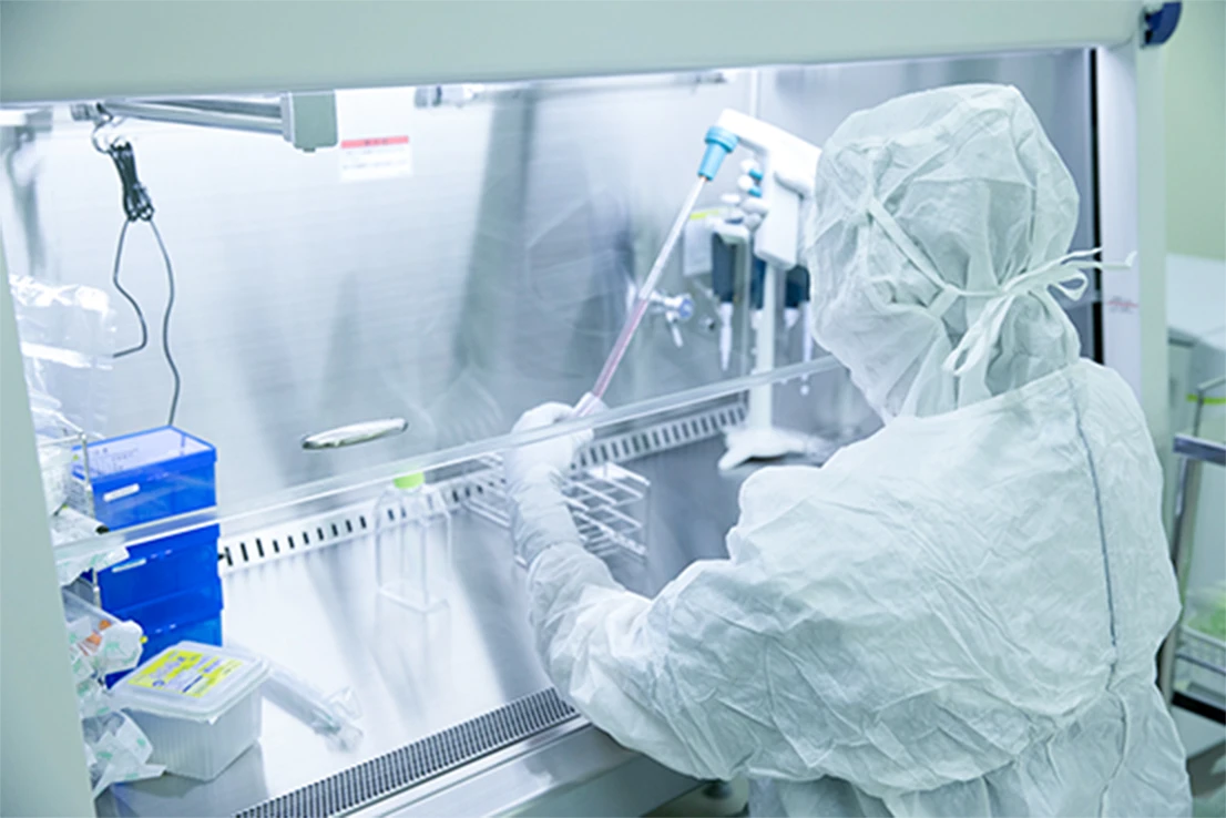 CPC（細胞培養加工室）で作業する培養士
