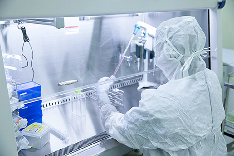 CPC（細胞培養加工室）で作業する培養士